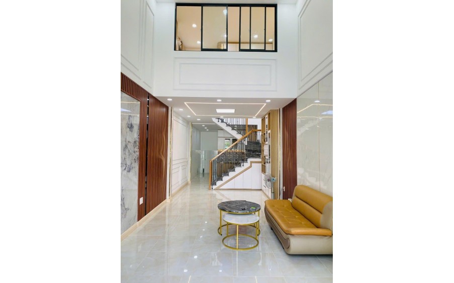 Nhà 2 mặt tiền lô góc, 3 tầng, cách Vincom Thủ Đức chỉ 500m, tiện ích đầy đủ, Tặng Full Nội Thất